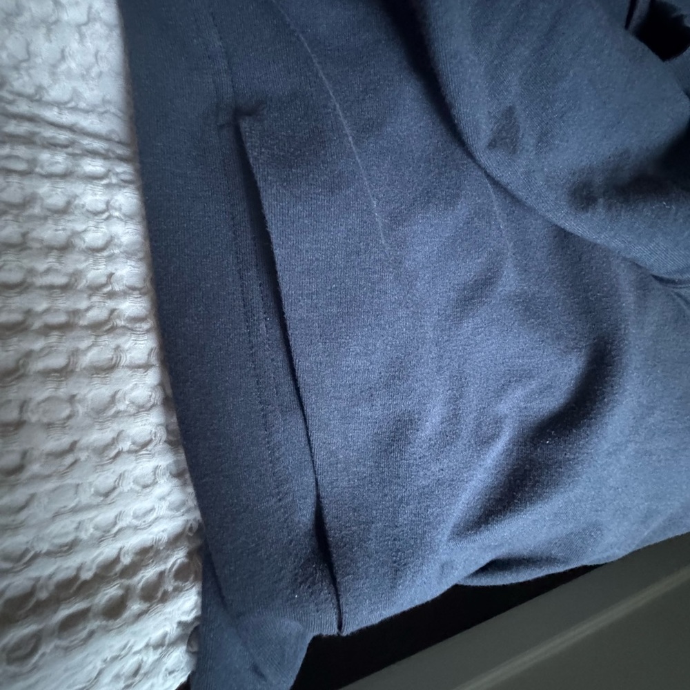 lululemon athletica Men's Black Hoodie Jacket - Picture 3 of 4